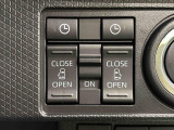 両側パワースライドドアウェルカムオープン機能 降車時にスイッチで予約しておけば、乗車時に電子カードキーを持ってクルマに近づくだけでパワースライドドアが自動でオープン♪
