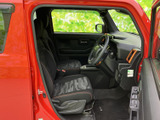 運転席まわりは見通しがよく、前方や左右の状況を確認しやすいレイアウトです。シートには柄が入り、座面や足元もすっきりとまとまっているため、毎日の乗り降りも心地よくお使いいただけます。