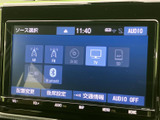 ラジオやテレビ、Bluetoothなど複数の音源が画面に並び、使いたい項目を選びやすい表示です。切り替え先を確認しやすく、日々の移動に合わせて活用できます。