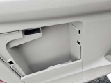 助手席ドアに使い勝手の良い収納BOX。
