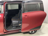 【両側オートスライドドア】子供を乗せたりするのにも隣のお車を気にせずストレスフリー★雨の日などはリモコンキーからドアの開閉ができとても便利な両側オートスライドドア★