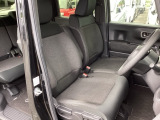 【ベンチシート】運転席と助手席の移動もスムーズ!狭い駐車場での乗り降りや、お子様の乗り降りにも便利です。座席の間にコンソールボックスやドリンクホルダーがないため、車内空間が広く感じます。