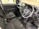 運転席は大きな座面と包み込むような背もたれが身体全体を支えます。上質なシートを採用し長時間の運転やコーナーの多い道も快適です。座ったときの頭上スペースも余裕たっぷりでロングドライブも楽チンです♪