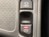 HOLD機能付きの電動パーキングブレーキ。HOLD機能を使用すると、信号待ちなどでフットブレーキから足を放しても、車は動かずそのまま停車してくれます。ドライブなど足が疲れた時には便利な機能です。