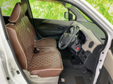 運転席まわりは視界が広く、前方や左右を確認しやすいレイアウトです。ブラウンのシートには格子柄のステッチが施され、落ち着いた雰囲気で座席まわりを彩ります。