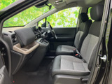 前席は運転席と助手席が並び、グレー系の座面と背もたれが室内に落ち着きを添えます。前方を見渡しやすい視界が広がり、乗員との会話もしやすい距離感です。