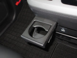 運転席と助手席の間にはドリンクホルダーがあります。取りやすい位置にありますからドライブも楽しくなりますね!