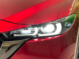 【LEDヘッドライト】悪天候や夜間走行時も良好な視界を確保し安心して運転できる高輝度LEDヘッドライトを装備!点灯速度が早く、消費電力も抑えられています。