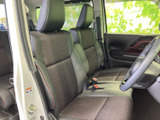前席は左右にゆとりを感じさせる配置で、運転席と助手席の様子を確認できます。座面と背もたれには落ち着いた色合いの生地が使われ、日常使いにもなじみやすい室内です。