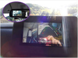 上から見下ろす感覚で駐車する事が出来るアラウンドビューモニター装備。映像はナビ画面とルームミラーに映ります。