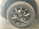 Jeep純正17インチアルミホイールとなっております。