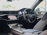 Audiのインテリアは厳選素材を緻密に作りこんだ美しい個々のパーツを、衝撃にも耐えうるよう丁寧に組み上げて、構成されています。見た目に美しく、そして機能的でもあること。これこそがAudiのインテリアの伝統です
