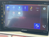 画面にFM・AMやBluetooth、USB、iPod、AUXなどの選択肢が表示され、音源を選びやすい仕様です。タッチ画面で項目を確認でき、日常の移動中も使い分けに便利です。