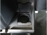 【カップホルダー】カップホルダーが装備されており、安全にこぼす事が無いよう用意されております。