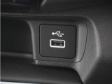 ◆USB接続端子◆スマホやiPodなどを接続して、いつもの音楽を車内でもお楽しみいただけます♪