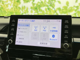 AM・FMや交通情報、Bluetoothなどの音源選択画面を備え、聴きたい内容に合わせて切り替えられます。表示が整理されており、日常の移動中も使いやすいオーディオ環境です。