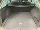 ●すっきりとした見た目のスクエア形状のラゲッジスペースです。また荷物が多い時、急なお買いものの際にもリヤシートを倒していただくことにより十分なスペースを確保できます。