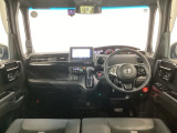 【前方視界】開放的な前方視界!運転がしやすく疲れにくいです♪窓が大きく、見通しがとっても良いおクルマですよ♪
