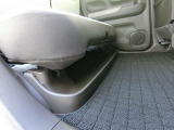 濡れた傘や置靴などをすっきりとしまえる大型のトレー。取り外して、手軽にお手入れもできます。