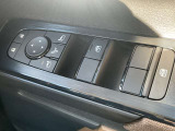 パワーウインドウスイッチです。運転席はオート機能付きです。