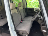 前席はゆったりとした座面と背もたれが備わり、運転席からの視界も広く感じられる室内です。明るい色合いのシートと落ち着いた内装がまとまり、普段の移動も心地よく過ごせます。