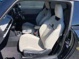 お車の点検、修理も自社整備工場にて対応致します。入庫案内からご来店までサービスアドバイザーと担当営業者でお客様をサポート致します。ご来店、ご連絡をスタッフ一同心よりお待ちしております。