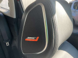ヘットレストにBOSEスピーカーがついています。