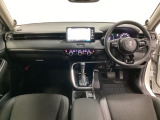 車内は光触媒抗菌消臭施工済です。スタイリッシュなデザインでスポーティなインパネ周りを演出します。グローブボックスやカップホルダーのほかにトレーなどたくさんの収納スペースが付いています。