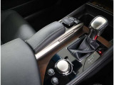 <シフトノブ>変速用シフトレバーのグリップ部です。 シフトレバーの先端にあり、運転操作中にドライバーが握るハンドルに次いで、最も接触部分の多いパーツです。