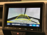 リバースギアに入れるだけで後方の表示へ切り替わります。夜間や雨の日の駐車も楽になりますよ。