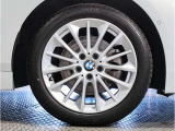 【BMWアロイホイル】軽量かつ強度に拘ったアロイホイル。走行性能ポテンシャルを引き出す設計。車の足元を引き締めてくれる大きなポイントはアロイホイルです。
