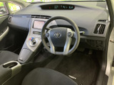 運転席まわりは前方の視界が広く、メーターやセンターディスプレイも目に入りやすい配置です。シートに座った際の見通しがよく、落ち着いて過ごせる空間です。
