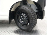 145/80R12専用オフロード?タイヤ:悪路走破性を維持しつつ耐摩耗性能を向上。