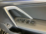 BMWの分厚いドアは、もしもの時にも搭乗者を守ってくれます。