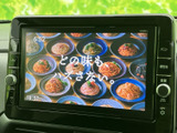 停車中にテレビや映像を楽しめる画面を備えています。食事や休憩で車内にとどまる時間も、映像を見ながら過ごせるのが便利です。視聴は停車時にお楽しみください。