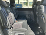 2列目には独立したシートが並び、各席にヘッドレストを備えたゆとりある空間です。前席との間にも余裕があり、窓から外を眺めながら同乗者にもくつろいでお過ごしいただけます。