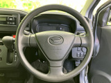 握りやすい形状のステアリングに、手元で操作できるスイッチを備えています。運転姿勢のまま必要な操作に手が届きやすく、日々の移動でも使い勝手に配慮された運転席まわりです。