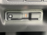 カードの挿入口と表示部がまとまった車載機器を備えています。利用状況を確認しやすく、ETCカードを使った料金所の通過をスムーズにしたい方に便利な装備です。