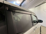 サイドバイザーが付いています。 雨の日でもタバコを吸ったりされると煙が車内にこもったりしてもちょっと窓を開けて煙を排出することができジメッとした空気の入れ替えが出来るので便利です!!