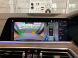 【リアビューカメラ(予想進路表示機能付】パーク・ディスタンス・コントロールが車両の前方や後方にある障害物までの距離を信号音とビジュアルで知らせ、狭いスペースでの駐車や車庫入れをサポートします。