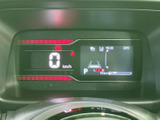 速度やシフト位置、時刻、外気温などの情報をメーター内で確認できます。必要な表示がひとまとまりで見やすく、走行前や停車時に車両の状況を把握しやすい構成です。