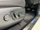 スイッチ一つでシート調整可能な電動パワーシートです。 細かい調整ができるので、何時でも思い通りのポジションが取れますね。