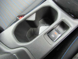 ドリンクホルダー★すぐ手が届く位置にドリンクホルダーを装備しています。運転中の水分補給もご安心です♪