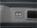 【パワーバックドア】スマートキーや運転席のボタンを押すだけでリアゲートが自動で開閉します。両手に荷物を持っている時や高い位置のバックドアを閉める際に便利な機能です。