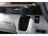 インパネシフトだから視線の移動も少なく足元もスッキリ♪運転席もゆったりしているのでゆとりを持ってドライブできますね!