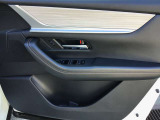 運転席のパワーウィンドウスイッチとトリムデザインです。
