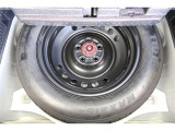 【スペアタイヤ】パンク修理キット搭載車が増えていますが、スペアタイヤがあればパンク修理ができない状態でも付替えて走行可能です♪