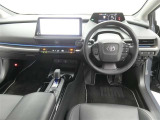 運転席からの視界はこんな感じです☆お気軽にご来店いただき、実際に座って是非お確かめください。ドライバーに寄り添う快適な操作フィールをもたらすステアリングです。