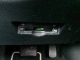ETC車載器を装備しています。高速道路の料金所もストレスなく通行できます。すっきりとしたビルトインタイプですよ。