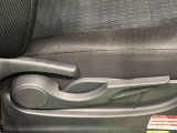 運転する人それぞれの体格に合わせてドライビングポジションをきめ細かく調整できる、運転席シ-トリフタ-が付いています(^^♪